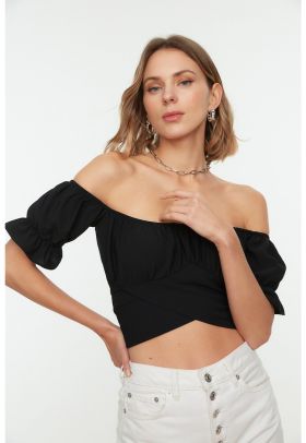 Bluza crop cu decolteu pe umeri