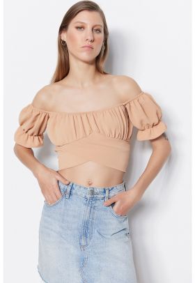 Bluza crop cu decolteu pe umeri