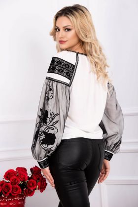 Bluza alba brodata cu motive traditionale si tul negru