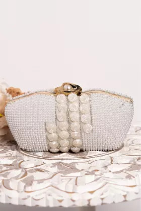 Clutch elegant alb cu trandafiri decorativi si strassuri