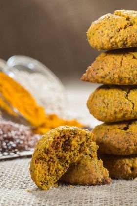 BISCUITI VEGANI CU TURMERIC SI PSYLLIUM fara zahar – 150g - Hiper Ambrozia