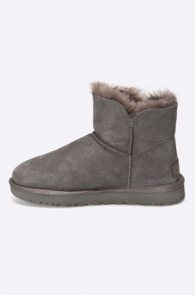 UGG cizme de zăpadă Mini Bailey Button II femei, culoarea: gri, cu toc plat, model căptușit 1016422.GRY