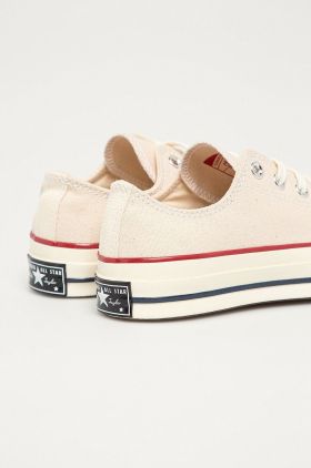 Converse teniși culoarea bej