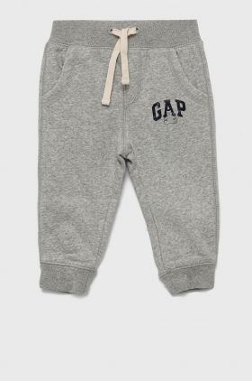 GAP pantaloni de trening pentru copii culoarea gri, cu imprimeu