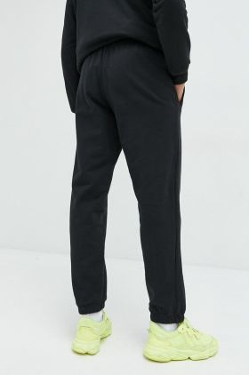 adidas Originals pantaloni de trening din bumbac barbati, culoarea negru, cu imprimeu
