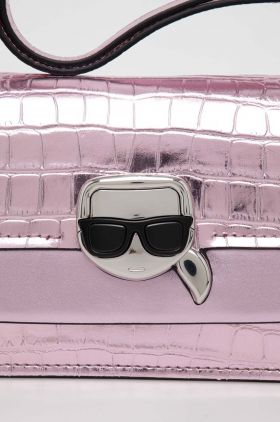 Karl Lagerfeld poseta culoarea roz