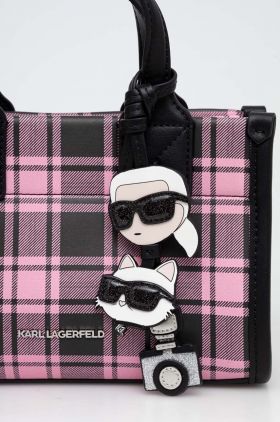 Karl Lagerfeld poseta culoarea roz