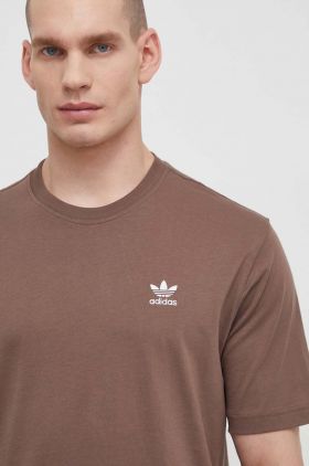 adidas Originals tricou din bumbac Essential Tee bărbați, culoarea maro, cu imprimeu, IR9688