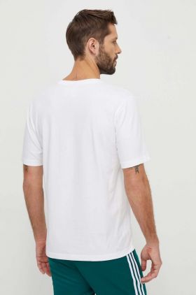 adidas Originals tricou din bumbac bărbați, culoarea alb, cu imprimeu IR9438