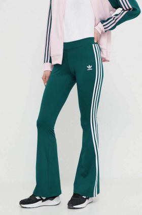 adidas Originals pantaloni de trening Flared culoarea verde, cu imprimeu, IN6320