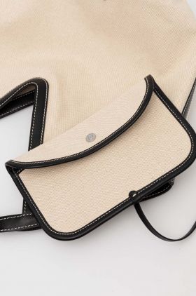 Gianni Chiarini poseta culoarea bej
