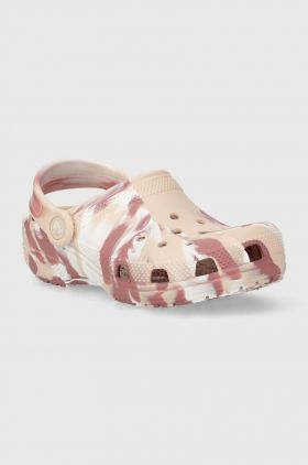 Crocs slapi copii CLASSIC MARBLED KIDS culoarea roz