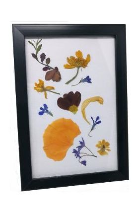 Rama neagra decorata cu flori presate